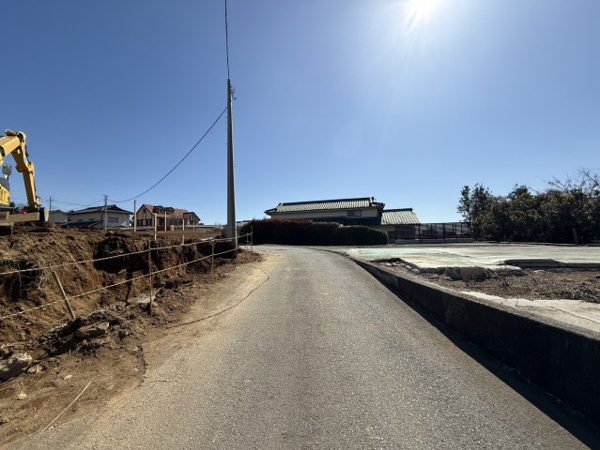 【北杜市明野町上手　分譲地の前面道路含む現地写真】