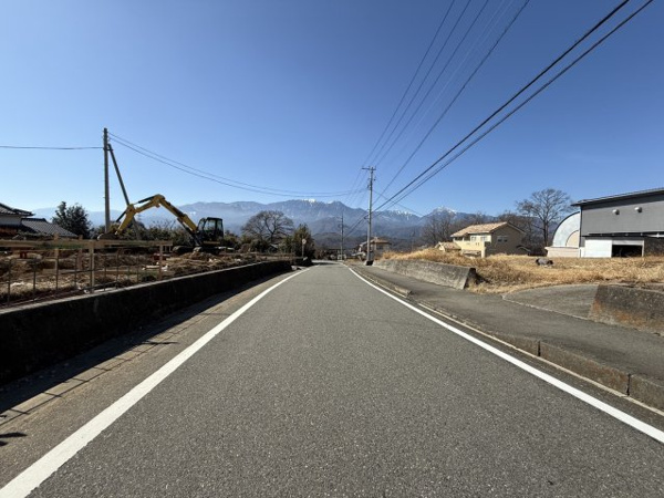 【北杜市明野町上手　分譲地の前面道路含む現地写真】