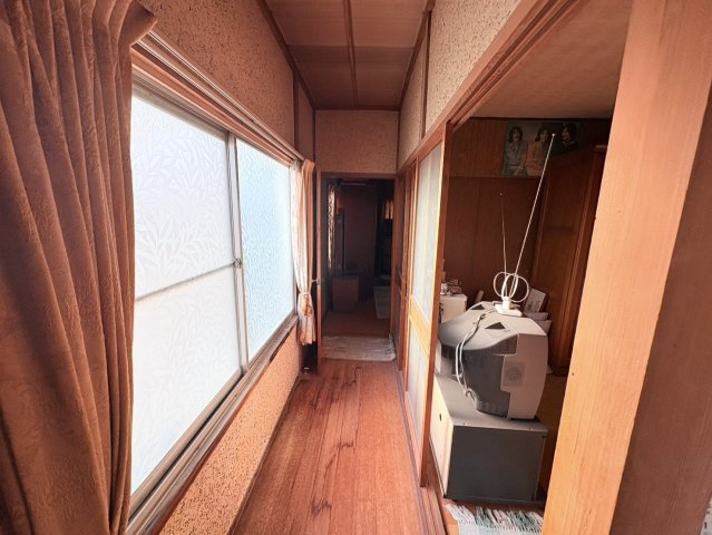 2階の廊下は大きな窓から自然光がたっぷり差し込み、日中は明るく開放的。各居室へ光を届ける役割もあり、家全体にやさしい明るさをもたらします。移動時も気持ちよく使える空間です。