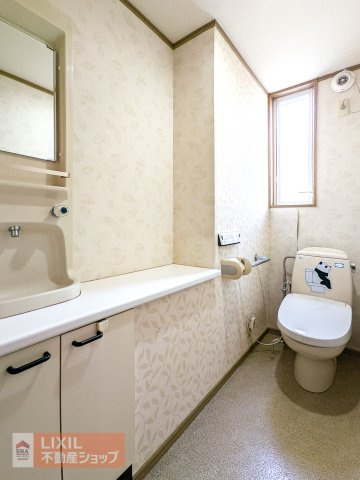 手洗い場付きの広いトイレが1階と2階のそれぞれにあります♪