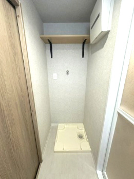 防水パン付き洗濯機置き場！上部には棚付きで、タオルや洗剤などがスッキリと収まります。