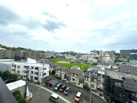 近隣に大きな建物が無いので開放的な空間を楽しめます。小学校徒歩10分圏内！スーパーも近く買物便利です。