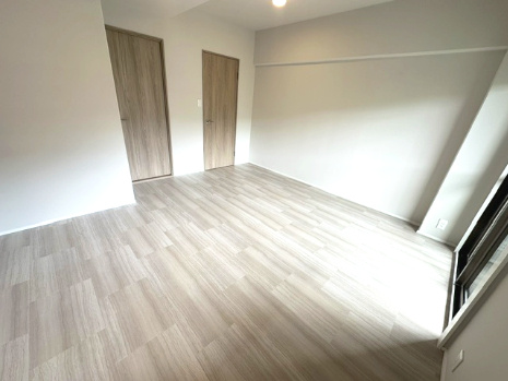 約8.5帖の洋室！広めの洋室は、ご夫婦の寝室にもピッタリ。家具を置いても圧迫感がなく、ゆったりとした空間で過ごせます。