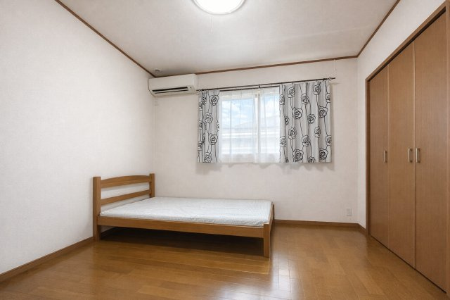 落ち着いて過ごせるお部屋なので、寝室にいかがでしょうか