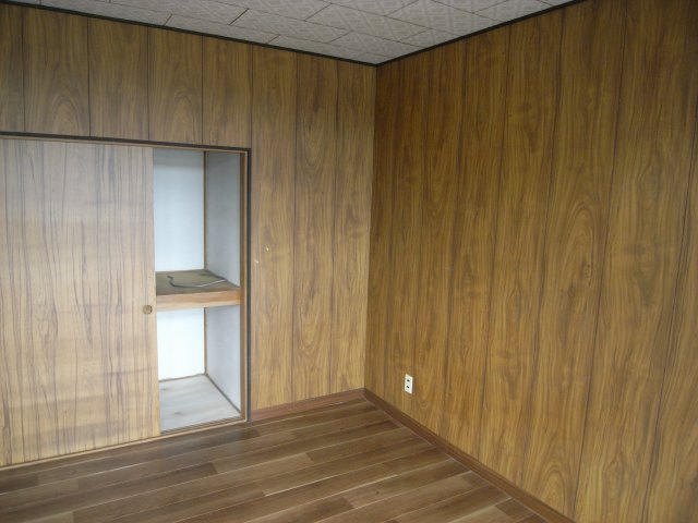 こちらは2階にある8帖の洋室で、大きな窓から自然光がたっぷり差し込む明るいお部屋です。木目調の壁と床が落ち着いた雰囲気を演出し、リラックス空間にぴったり。収納スペースもあり、お部屋をすっきり保てます。