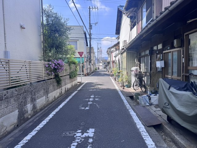 周辺道路は住宅街らしい落ち着いた街並みが広がっており、近隣には戸建住宅が整然と立ち並んでいます。商業施設にもアクセスしやすく、生活利便性の良い立地です。前面道路は公道で幅員約3.5ｍとなっています。