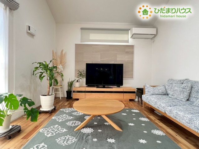 テレビ背面のアクセントウォールがおしゃれな落ち着きのあるインテリアです！ゆったりとしたソファを置いても余裕のある広さがあり休日は映画鑑賞などを楽しめます。木の香りに包まれて一日の疲れを癒せそうですね♪