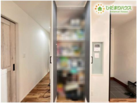 可動棚付きの大型パントリーは食品ストックや調理器具をたっぷり整理できます！扉を閉めれば見た目もスッキリするので、急な来客時でも安心です。出し入れしやすい配置で、毎日のお料理がよりスムーズに進みますね♪