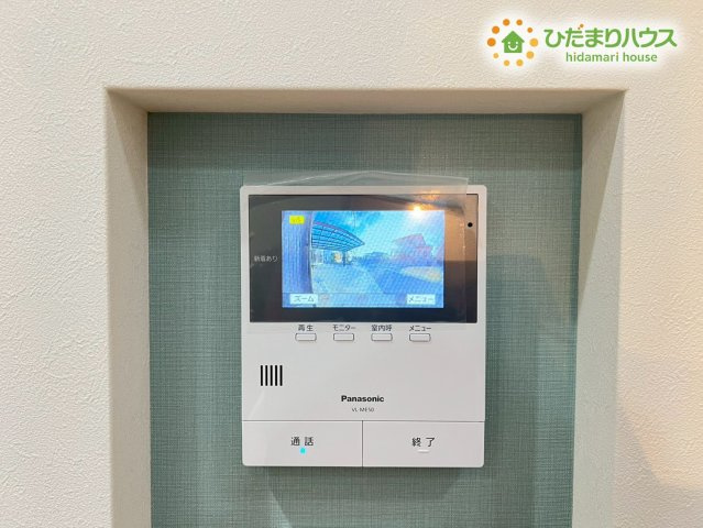 カラーモニターで玄関先の様子がしっかり確認できるので防犯面でも心強い設備です！ニッチ部分に収められているため壁面がスッキリして見えるのも嬉しいポイント♪お部屋のアクセントクロスともマッチしておしゃれ！