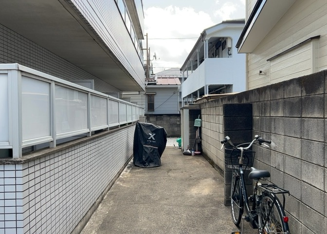 物件によっては、入居者が個人的に使用できる専用庭がついているものもあります。また、住宅の中にある土間の部分を庭と呼ぶこともあります。庭の用途は住む人によって変わり、それによってデザインもさまざまです。