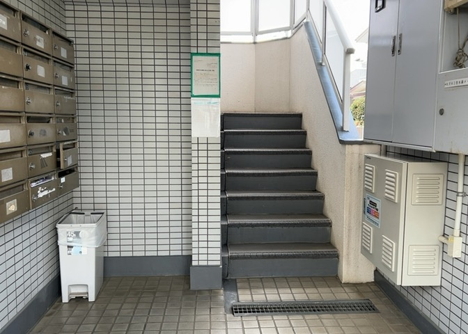 マンションのエントランスには、もともと風よけや防犯の役割がありますが、マンションによって宅配ボックスなどの設備が備わっている所もあります。日々の生活をイメージしながら生活しやすさをチェックしましょう。