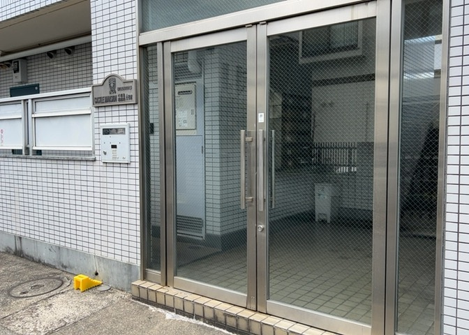受付はマンションコンシェルジュがいる場合もあれば、管理人が滞在する小部屋を総称して呼ぶことがあります。主にエントランスに設置されていることから、防犯面でも期待ができます。防犯設備がない場合はより安心！