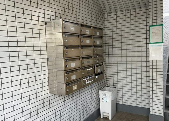 エントランス付近に設置されている集合ポストは、住んでいる部屋と離れているため、ポストをあさるなど誰かに何かされていても被害に気づきにくいです。入居する時には他人に特定されにくい番号で鍵をかけましょう！