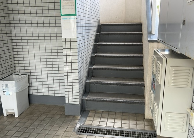 ロビーというと、エントランスと何がちがうの？と思いますよね。実はロビーとエントランスには明確な決まりはありません。物件によっては、エントランスを入って広がるある程度の広さのある空間がロビーとなります。