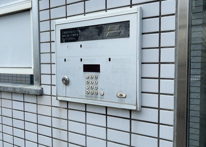 当然のことではありますが、オートロックやセンサーライト、ホームセキュリティーなどの防犯設備があれば、小さいお子様がいるご家庭も安心ですよね！まず物件購入の際は、防犯設備もチェックするようにしましょう。