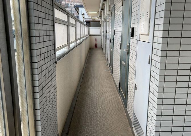 共用部分は、一棟の建物に住む区分所有者全員が共同で所有するとし、共用部分の管理、補修などは、区分所有者で形成される管理組合が行います。個人の判断で勝手に変更することはできませんので覚えておきましょう。