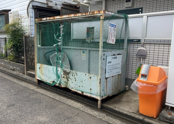 共有部分は、住民なら誰もが使える設備のこと。例えば駐車場やエレベーター、インターネット設備、セキュリティ設備などがあります。他にも、マンションの廊下・外部階段やエントランス・ゴミ置き場などがあります。