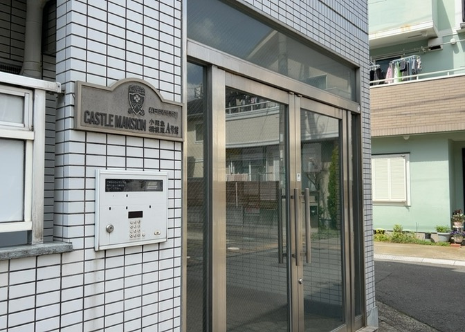 道幅が広い場所は日当たりや風通が良好です。幅が広いのですれ違いも可能ですし大きな車でも駐車可能！一方で、大型車が通ることも多くなるため交通量の増加により騒音に繋がります。また土地の値段が高くなります。