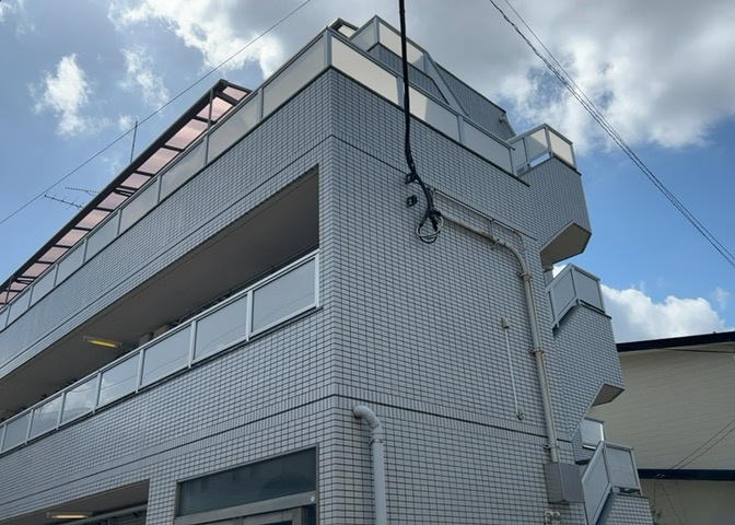 ＲＣ造、Reinforced　Concreteは直訳すると補強されたコンクリートです。主に柱や梁・床・壁が鉄筋とコンクリートで構成おり、鉄筋を組んだ型枠にコンクリートを流し込んで固めたものを指します。