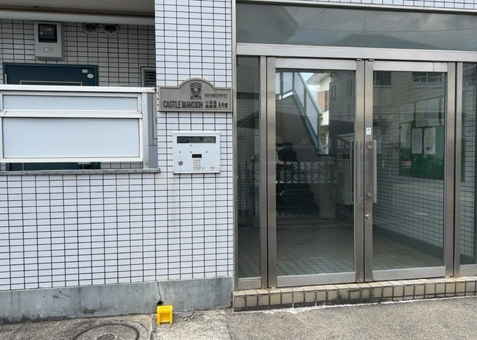 玄関は家の顔でもあり、家族以外の目にも止まる場所です。玄関は外との間を仕切る扉、靴などをしまっておく収納スペース、靴脱ぎのたたきスペース、来客とのやり取りをするドアホンなど複数のアイテムからなります。