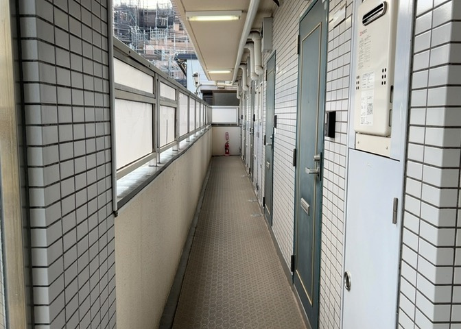 共有部分は、住民なら誰もが使える設備のこと。例えば駐車場やエレベーター、インターネット設備、セキュリティ設備などがあります。他にも、マンションの廊下・外部階段やエントランス・ゴミ置き場などがあります。