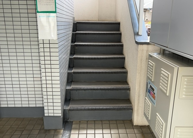 共用部分は、一棟の建物に住む区分所有者全員が共同で所有するとし、共用部分の管理、補修などは、区分所有者で形成される管理組合が行います。個人の判断で勝手に変更することはできませんので覚えておきましょう。