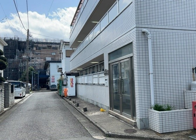 外観はマンション管理がされているかの目安になります。築年数が古いと、壁面は劣化してひび割れが生じることも！建物が古びていても細かいところが修繕されていると、きちんと管理されているなぁと感じるでしょう。