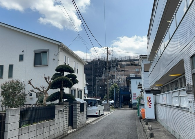 眺望の良さを楽しめるダイニングキッチンで家族団らんの時間を過ごしてはいかがでしょうか。バルコニーから見える景色を家族で眺める時間は、時間が経つのを忘れてしまいそうですね。是非、現地を見に行きましょう！