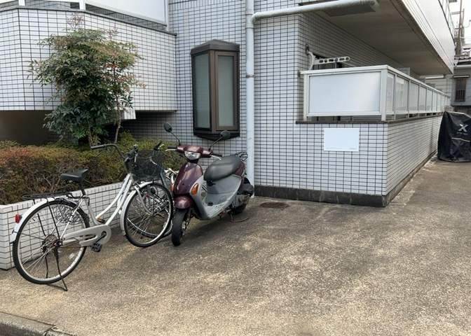 車一台あたりに必要なスペースは、標準サイズの普通自動車で横幅2m50cm、長さ5mは必要になります。ただし、乗降のことも考慮して横幅3m30cm、長さ5m50cmほどは確保できるところを選びましょう。