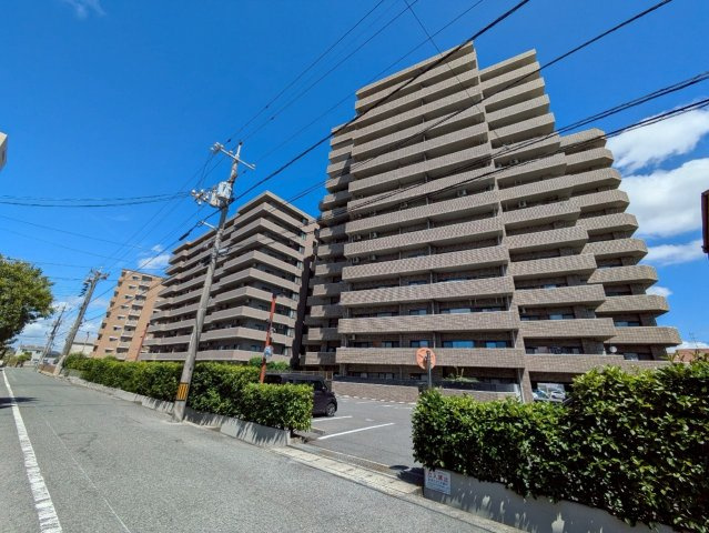 マルナカ、ザグザグ、セブンイレブンまで徒歩約5分～約10分です♪　敷地内駐車場1台確保済♪　防犯カメラ、オートロック、敷地内ゴミステーションあり♪