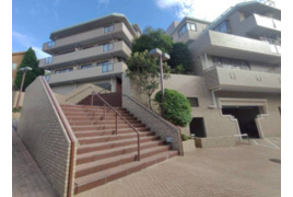 ロイヤルプラザ三ツ沢の外観