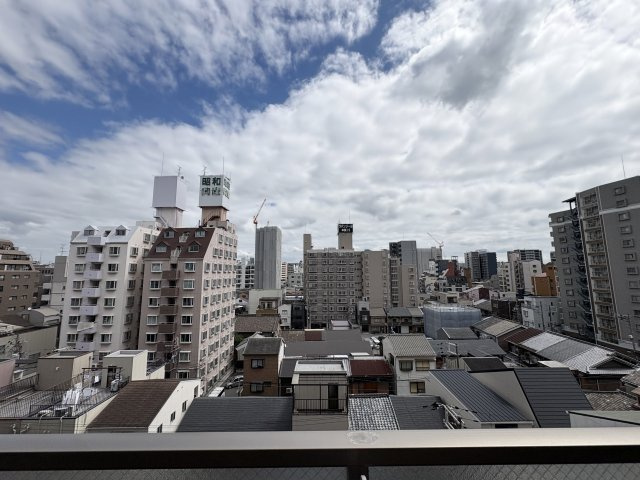 眺望を遮る建物が前面になく、周りの目線を気にせずお過ごしいただけます。　陽当りも良好で開放感のある見晴らしとなっております。