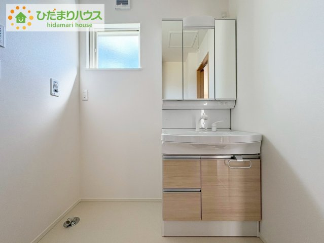 三面鏡の大きな鏡は憧れます(^^♪　鏡の後ろは収納となっていて、細かいものでも収納できるのでスッキリと整理できます！