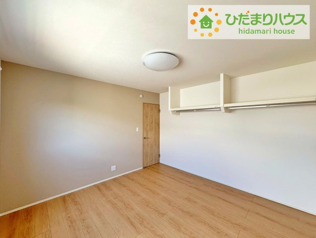 広めの主寝室は、ベッドの他にもパソコンデスクやドレッサーなども置けちゃいます(*^-^*)