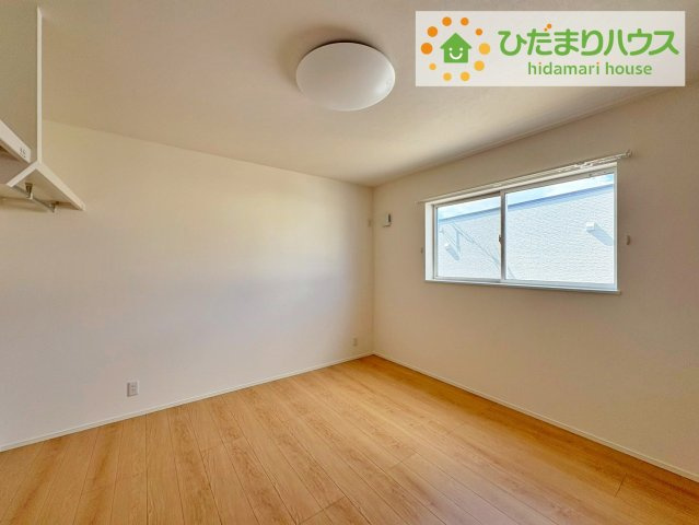 天井の高い主寝室。ゆっくりと過ごせる大人のくつろぎ空間！