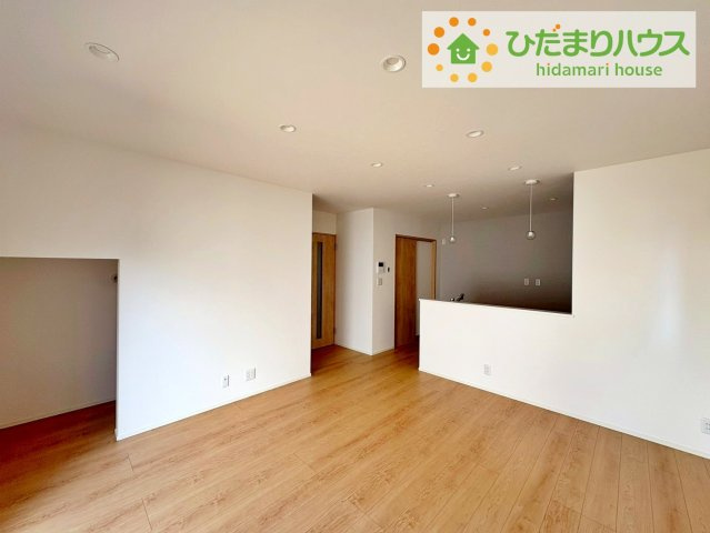 お子様が元気に遊べる広々としたリビングです。