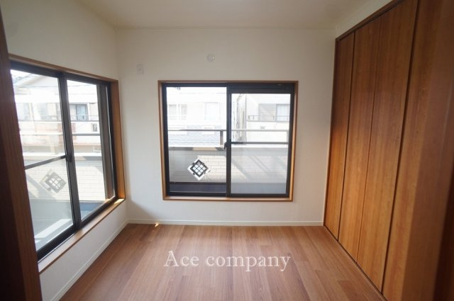 【3階：北側洋室4.5帖】2面、バルコニーに面したお部屋です☆