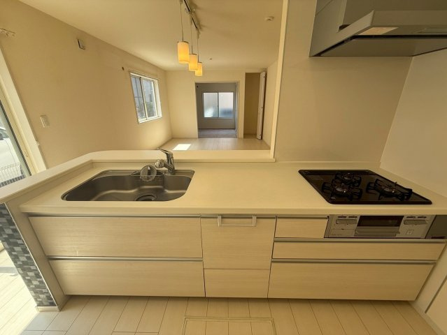 調理道具や調味料もすっきりしまえる、収納力のあるキッチン。