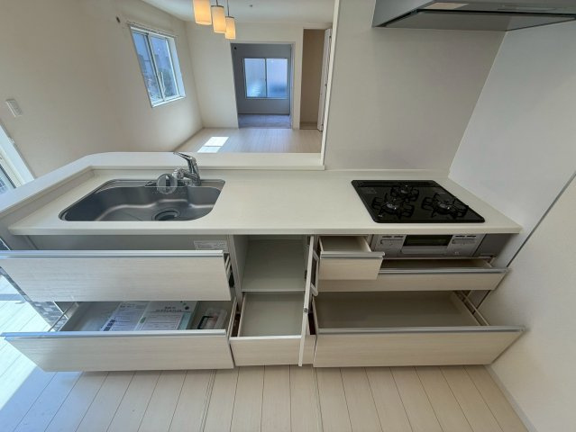 調理道具や調味料もすっきりしまえる、収納力のあるキッチン。