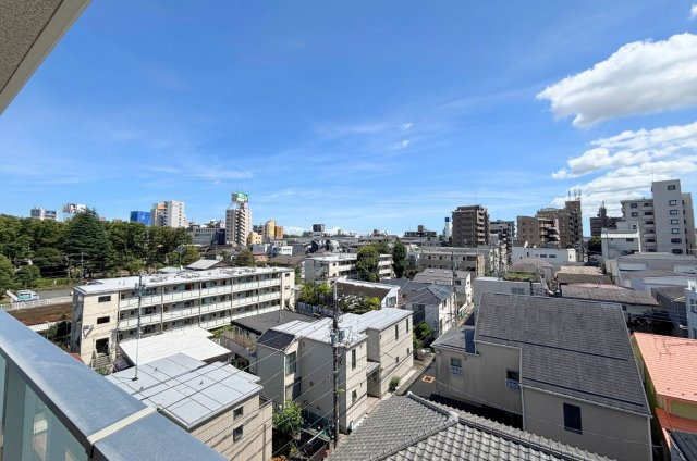 6階最上階の角部屋ならではの、視界が大きく開けた開放的な眺望です。　