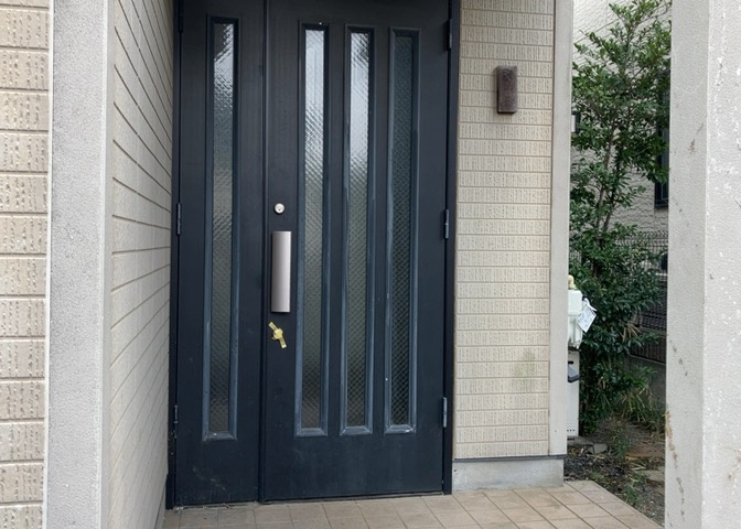 玄関は家の顔でもあり、家族以外の目にも止まる場所です。玄関は外との間を仕切る扉、靴などをしまっておく収納スペース、靴脱ぎのたたきスペース、来客とのやり取りをするドアホンなど複数のアイテムからなります。