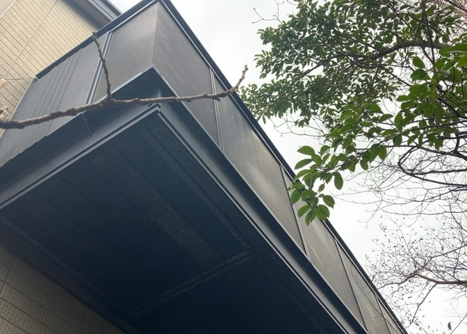 バルコニーは、室外の専用スペースのうち、「屋根がなく開放された空間」であるものを指します。ベランダより広いタイプのものが多く、日当たりもよいため家庭菜園などを楽しみたい人にとって適した環境となります。