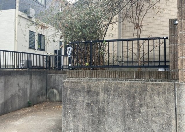 建物の基礎工事の方法は、主流となっているベタ基礎（防湿基礎）と布基礎の2種類に分類され、床下の通気性や耐久性などに違いがあります。建物の基礎部分の構造や付帯設備など詳細については現地でご確認ください。