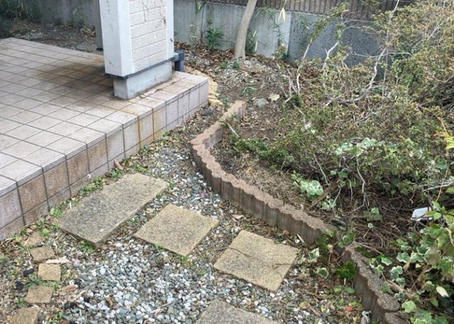 玄関ポーチにおいて最も重視すべきと言っても良いのが広さです。適切な広さの玄関ポーチでないと外見的なバランスは崩れてしまいますし、何より使いにくくなってしまいますので、現地で実際に下見をしてみましょう！