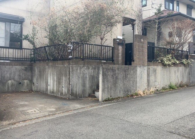 南側道路の場合は長い時間光を入れ込むことができるため、庭やリビングを道路側に持ってくることが多く土地価格も高い傾向にあります。一方北側道路だとリビングや庭が南側になりプライバシーを守ることができます。