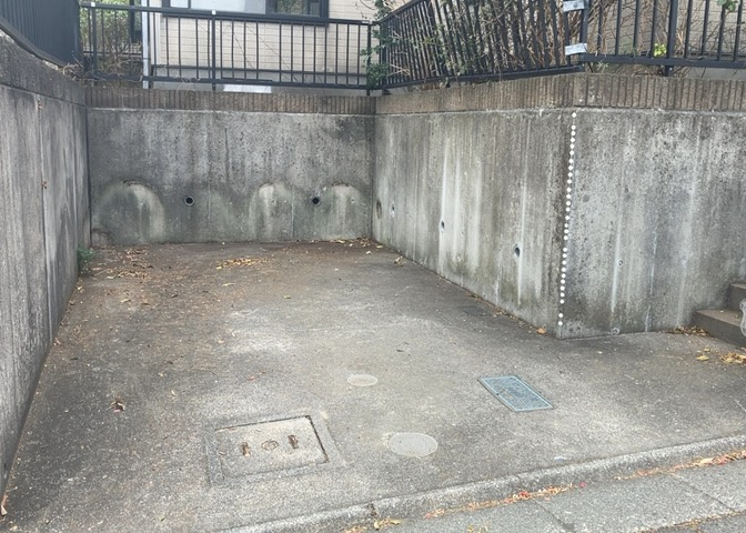 車一台あたりに必要なスペースは、標準サイズの普通自動車で横幅2m50cm、長さ5mは必要になります。ただし、乗降のことも考慮して横幅3m30cm、長さ5m50cmほどは確保できるところを選びましょう。