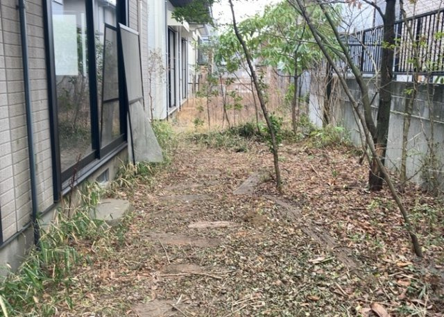 庭のある家に住むことのメリットとして、子どもたちの遊び場を確保できること、ガーデニングや家庭菜園を楽しめること、明るさを確保できることがあります。また、配置を工夫することでプライバシーが確保できます。