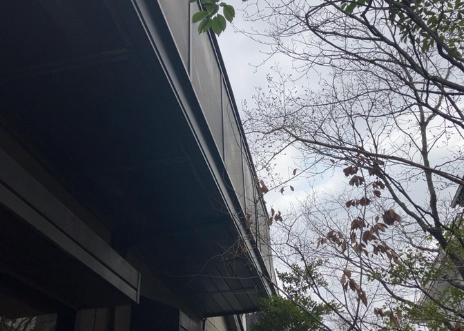 バルコニーは、建物内から室外へ楽に出入りできる便利なスペースです。また、バルコニーには手すりを付けることが義務付けられており、手すりの高さは110cm以上で施工することが建築基準法で定められています。