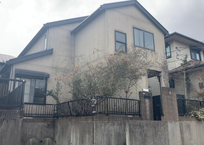 住宅用の土地では前面道路に2m以上接していなければならないと法律で定められています。しかし、お持ちの車のサイズやライフスタイルなどにより、2mでは利便が悪い場合もございますので、事前に確認しましょう。