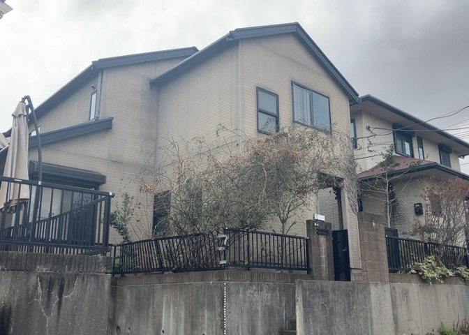 道幅が広い場所は日当たりや風通が良好です。幅が広いのですれ違いも可能ですし大きな車でも駐車可能！一方で、大型車が通ることも多くなるため交通量の増加により騒音に繋がります。また土地の値段が高くなります。